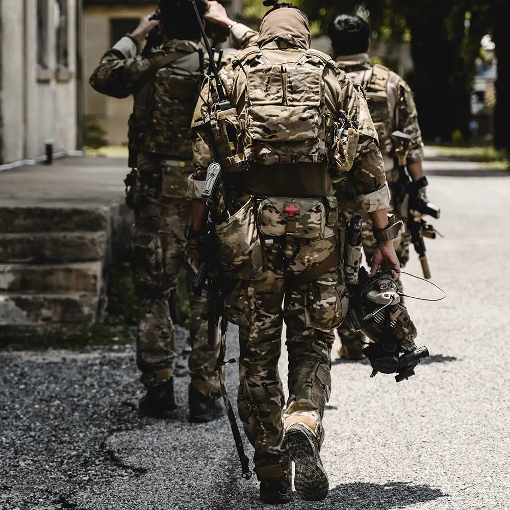 drei Soldaten mit Militärkleidung und Rucksack