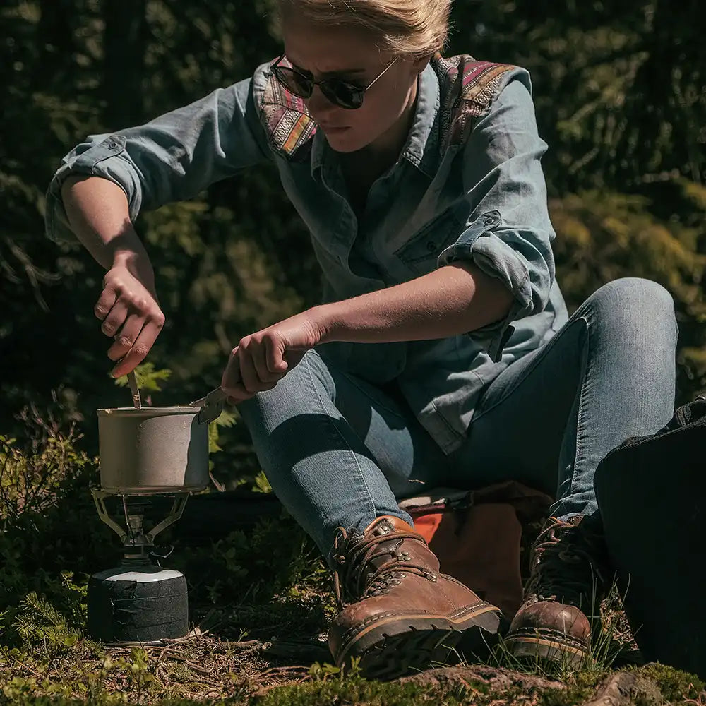 Frau beim Outdoor Kochen